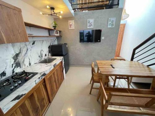 Кухня или мини-кухня в LaKalena Private Villa Sanur Bali
