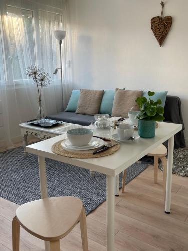 un salon avec une table et un canapé dans l'établissement Appartement Paris-Orly aéroport, à Orly