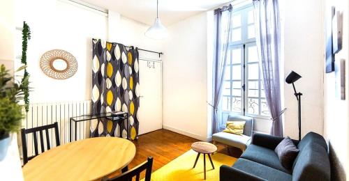 un salon avec un canapé bleu et une table dans l'établissement L'impressionniste-Charme de l'ancien-Hypercentre, à Nantes