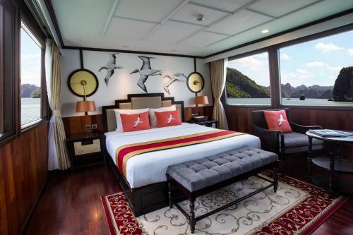 1 dormitorio con 1 cama grande en un barco en Emeraude Classic Cruises, en Ha Long
