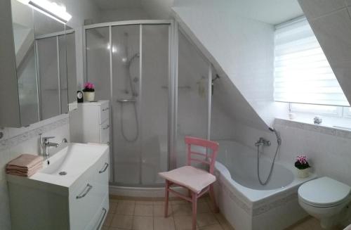 een badkamer met een douche, een toilet en een bad bij NEU! Ferienwohnung Cottbus nähe Spreewald in Cottbus