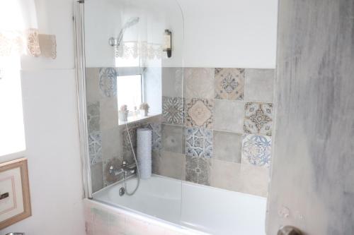 y baño con ducha y bañera. en Borboleta Guest House, en Figueira de Castelo Rodrigo