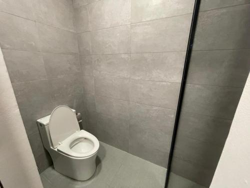 吉隆坡Cubic Botanical Entire Unit Parking/Pool KL Bangsar的一间小浴室,在摊位设有厕所