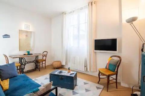 un salon avec un canapé et une table dans l'établissement «AU VINCI BLEU» Cosy - Centre-ville Amboise, à Amboise