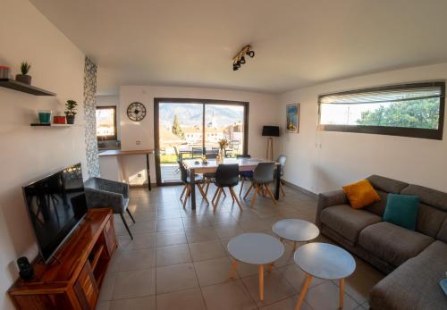 un salon avec un canapé et une table dans l'établissement Le Reflet du Lac, à Sévrier