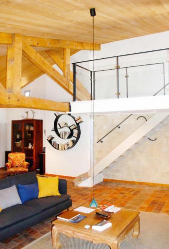 un salon avec un canapé bleu et une table dans l'établissement Les Tourelles, à Uzès