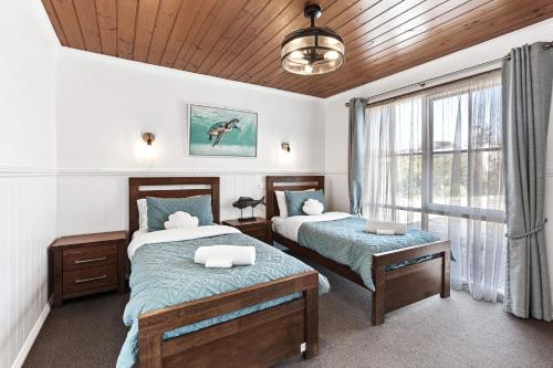 Apollo Bay Cottages- Sugarloaf tesisinde bir odada yatak veya yataklar