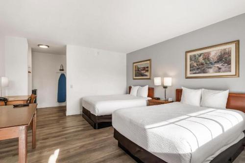 een hotelkamer met 2 bedden en een bureau bij Heritage Inn Express Chico in Chico