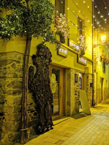 a statue of a person on the side of a building at SEÑOR OSO in Molinaseca