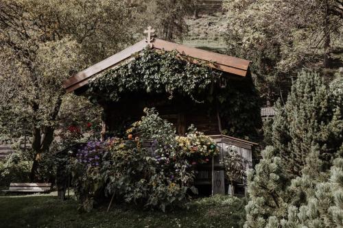 Κήπος έξω από το Parkhotel Matrei