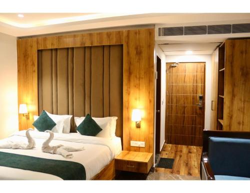 Ένα ή περισσότερα κρεβάτια σε δωμάτιο στο Hotel Grand Cassel, Dehradun
