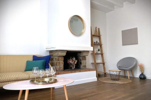- un salon avec un canapé et une cheminée dans l'établissement Le Mario-Cosy appart au calme proche centre, à Nantes
