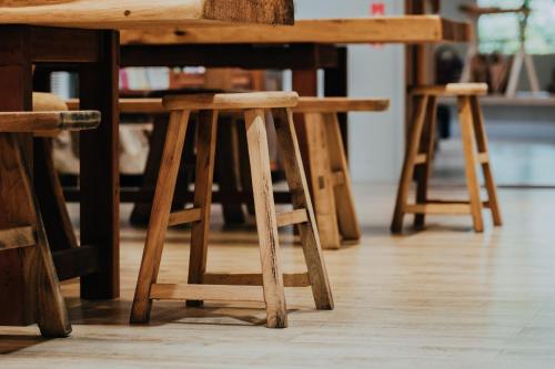 a wooden stool sitting on top of a table at 蘊慢築 茶花藝主題民宿 Yun Man Zhu Homestay in Gongguan