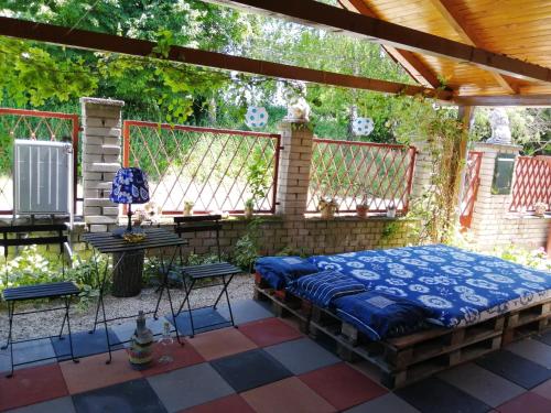 a bed under a pergola on a patio at Penzión Vilka Podhájčanka in Podhájska
