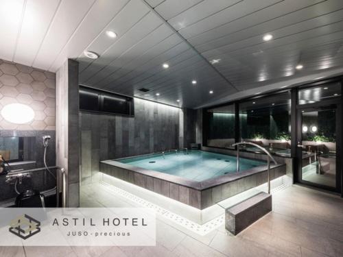 大阪市にあるAstil Hotel Juso Precious - Vacation STAY 16022vの広いバスルーム(バスタブ付)