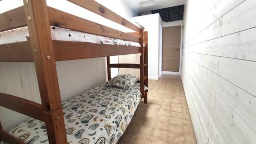 een slaapkamer met 2 stapelbedden en een bed bij Maison de pêcheur à Giens les pieds dans l'eau ! in Hyères