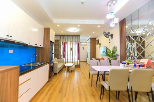 cocina y comedor con mesa y sillas en TMS View Trực Diện Biển, en Quy Nhon