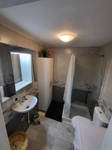 a bathroom with a sink and a shower and a toilet at Apt Erisa en Torremolinos dos min de la playa, Puerto Marina in Torremolinos