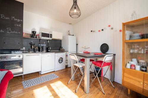 uma cozinha com mesa e cadeiras num quarto em "AU VINCI ROUGE" Downtown - Modern - Bright em Amboise