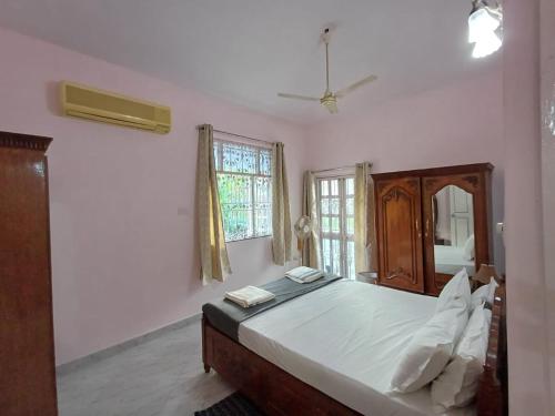 เตียงในห้องที่ Kinara 2 bhk Villa