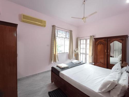 Postel nebo postele na pokoji v ubytování Kinara 2 bhk Villa
