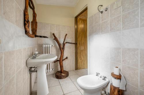 a bathroom with a sink and a toilet at Gufo in Pitigliano