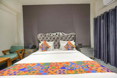 Llit o llits en una habitació de FabHotel Naina Residency