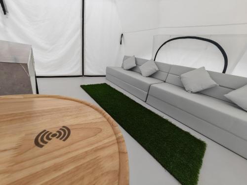 Area tempat duduk di The Coco Journey - Eco Tent
