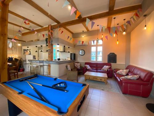 un salon avec une table de billard dans l'établissement Maison de la Plume, à Roujan