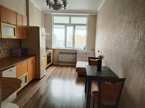 Kitchen o kitchenette sa Сдаётся 2х комн кв в центре города ЖК Астана