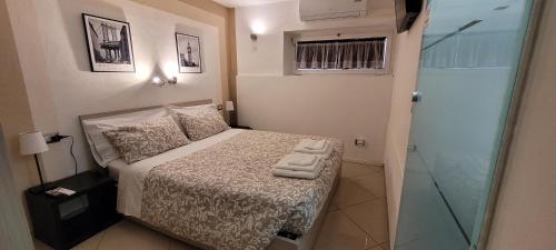 - une petite chambre avec un lit et une douche en verre dans l'établissement Pretty Home Rozzano, à Rozzano