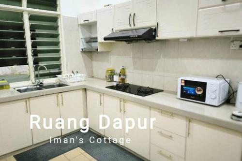 Η κουζίνα ή μικρή κουζίνα στο Iman Cottage Homestay Hospital Kulim Hitech