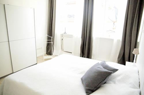 - un lit blanc dans une chambre avec fenêtre dans l'établissement Ferienwohnung Charlotte, à Glücksburg