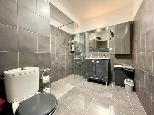 une salle de bain avec toilettes et lavabo dans l'établissement Appartement centre de Cannes - 2 pièces - Garage, à Cannes
