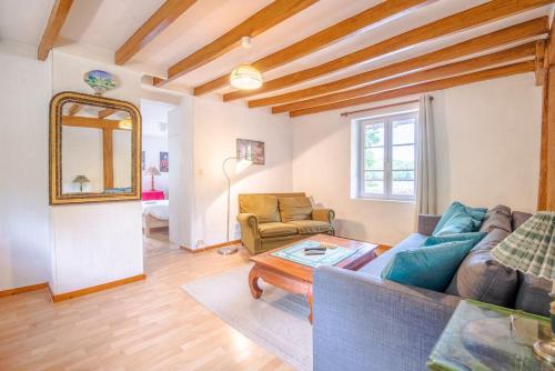 un salon avec un canapé et une table dans l'établissement The Chanteloup Pagoda, à Amboise