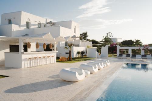 Bazén v ubytování DUNES - Semi Based Apartment with Indoor Garden - Part Of White Dunes Luxury Boutique Hotel nebo v jeho okolí
