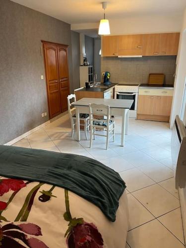 une cuisine et une salle à manger avec une table et des chaises dans l'établissement studio plein pied, à Merxheim