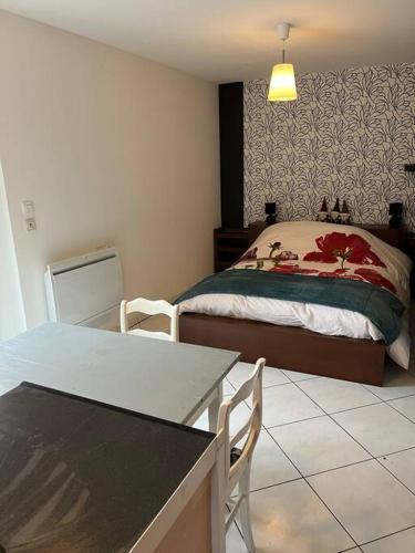 une chambre avec un lit, une table et des chaises dans l'établissement studio plein pied, à Merxheim