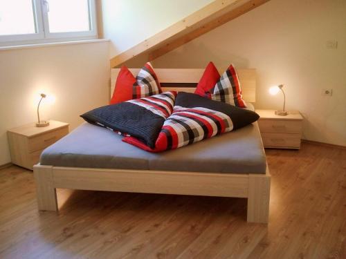 Bett mit Kissen darauf in einem Zimmer in der Unterkunft Apartment Kastelaz in Tramin an der Weinstraße