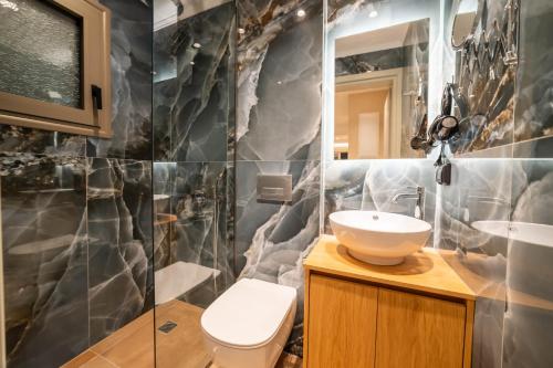 アナイプスィにあるNaturalia Orange Luxury Villa - Private Pool - Sleeps 8の洗面台とトイレ付きのバスルーム