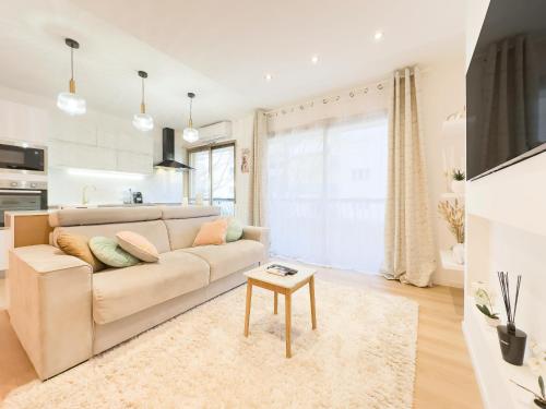 un salon avec un canapé et une table dans l'établissement Le Doré by Winsome Destination, à Cannes