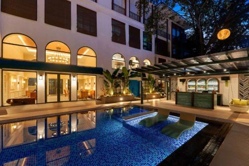 Бассейн в The Astor - All Suites Hotel Candolim Goa или поблизости