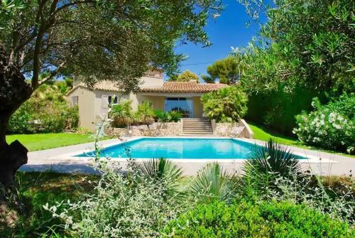 une maison avec une piscine dans une cour dans l'établissement Mas Carpe Diem Contemporain classée 3 étoiles -Piscine-A 400 m de la mer, à Carry-le-Rouet