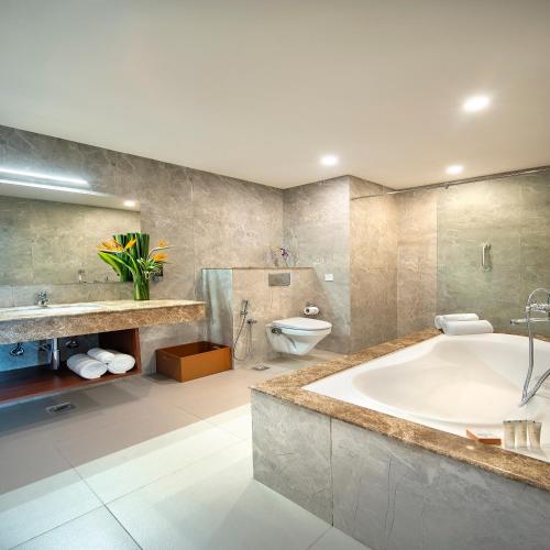 ExpoInn Suites and Conventionにあるバスルーム