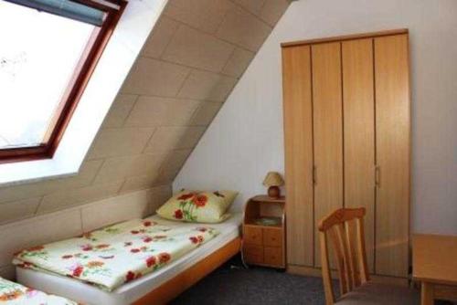 Ένα ή περισσότερα κρεβάτια σε δωμάτιο στο Gästezimmer am Tiefwarensee