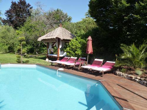 una piscina con sedie e gazebo di maison florentine a La Gaude