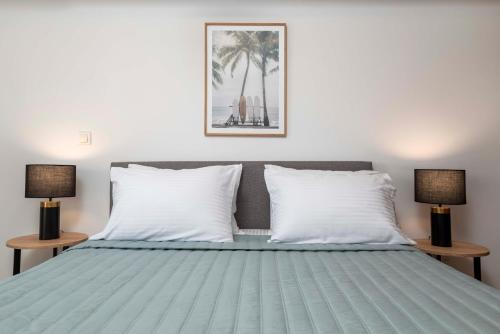 Un pat sau paturi într-o cameră la Gaia 1 - 5 min to Beach
