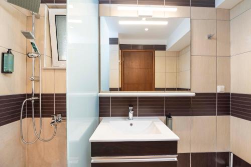 W łazience znajduje się umywalka i lustro. w obiekcie Gaia 1 - 5 min to Beach w mieście Kos