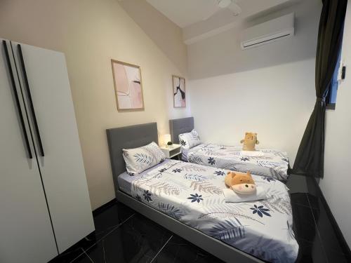 1 dormitorio con 2 camas con un animal de peluche en Urban Suites by PerfectSweetHome with Spectacular High View# Komtar View, en Jelutong