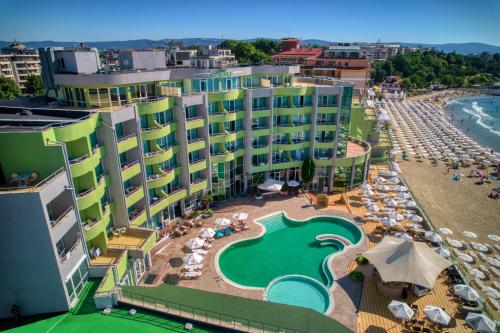 einen Luftblick auf ein Resort mit Pool und Strand in der Unterkunft MPM Hotel Arsena - Ultra All Inclusive in Nessebar